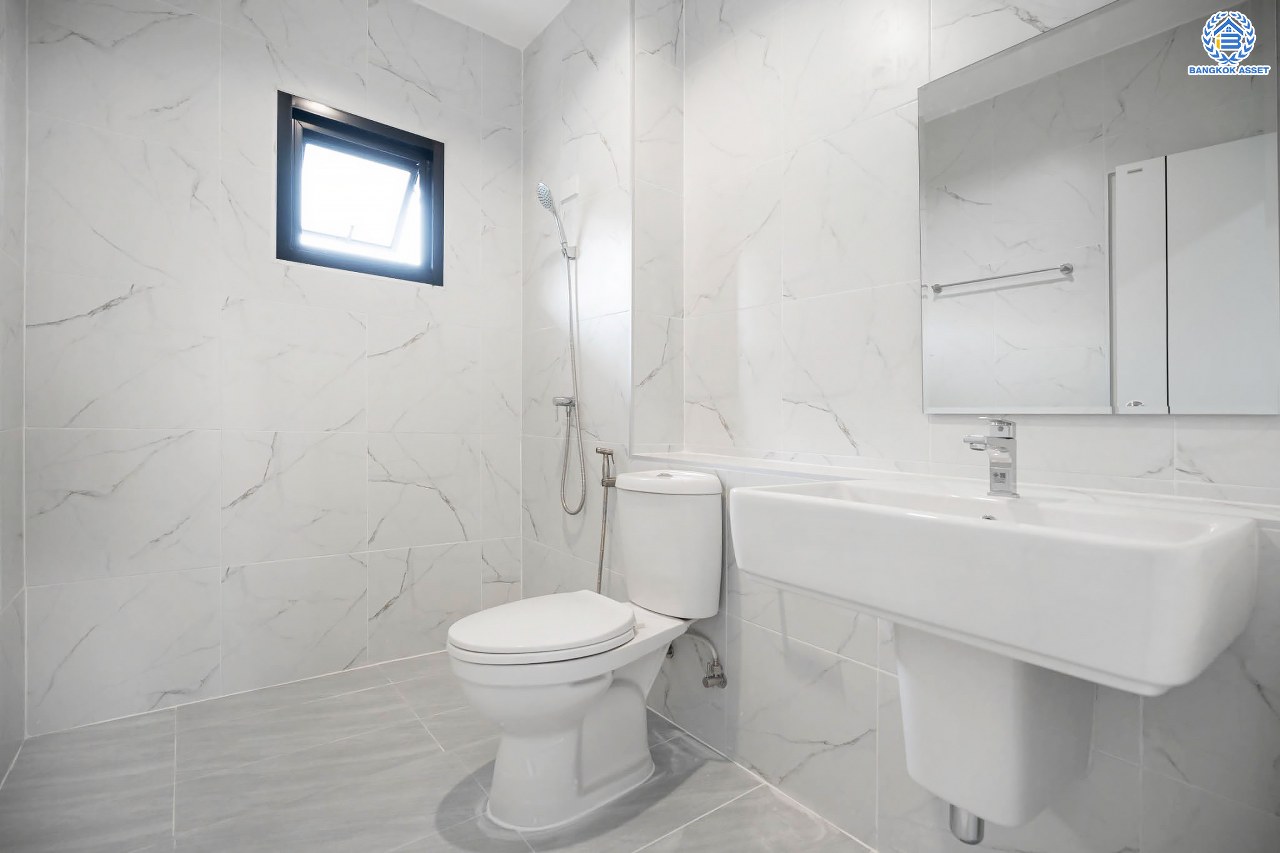 บ้านมือสองตกแต่งใหม่ โครงการ ชวนชื่น ปิ่นเกล้า บนเนื้อที่ 76.9 ตร.ว. พื้นที่ใช้สอยมากถึง 212.5 ตร.ม. ฟังก์ชันจัดเต็ม 3 ห้องนอน 3 ห้องน้ำ จอดรถได้ถึง 2 คัน พร้อมทั้งเปลี่ยนระบบสุขาภิบาลให้ใหม่ พร้อมเข้าอยู่ทันที บนทำเลศักยภาพ เชื่อมต่อหลายเส้นทาง ใกล้จุดขึ้นทางด่วน "ศรีรัช" และรถไฟฟ้าสายสีแดง "สถานีตลิ่งชัน"